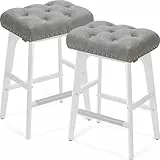 VASAGLE Tabourets de Bar, Lot de 2, Surface en PU, Boutons Tuftés, Bordure Cloutée, Pieds en Bois, Hauteur 66 cm, Coins Bar, Salle à Manger, Montage Facile, Gris Tourterelle LBC085G01
