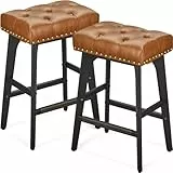 VASAGLE Tabourets de Bar, Lot de 2, Surface en PU, Boutons Tuftés, Bordure Cloutée, Pieds en Bois, Hauteur 66 cm, Coins Bar, Salle à Manger, Montage Facile, Marron Café LBC085K01